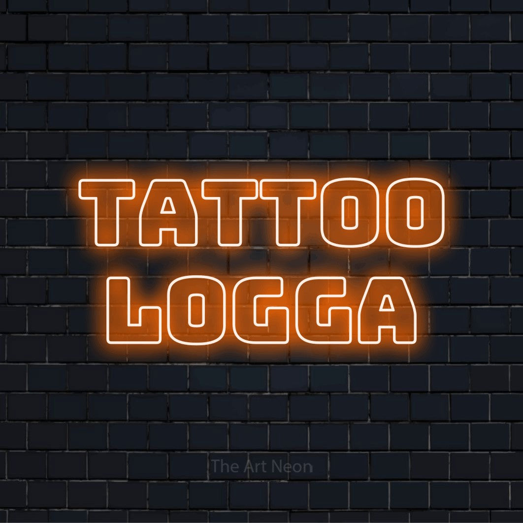 Personlig neonskylt med texten “Tattoo Logga” på en svart tegelvägg