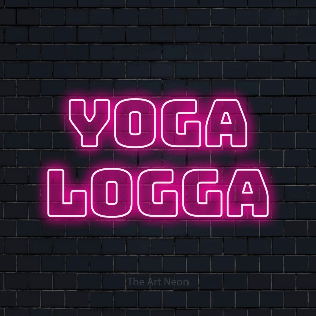 Personlig neonskylt med texten “Yoga Logga” på en svart tegelvägg