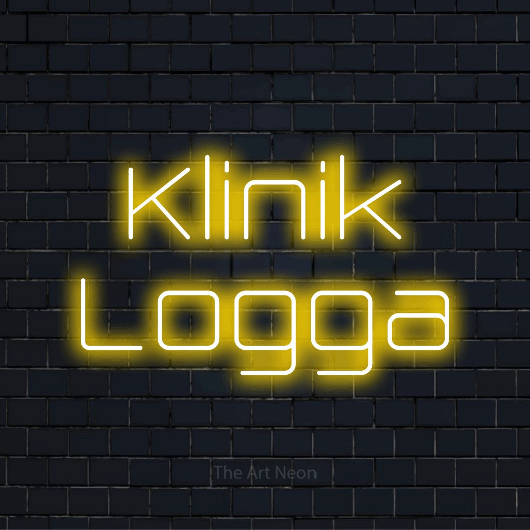 Personlig neonskylt med texten “Klinik Logga” på en svart tegelvägg