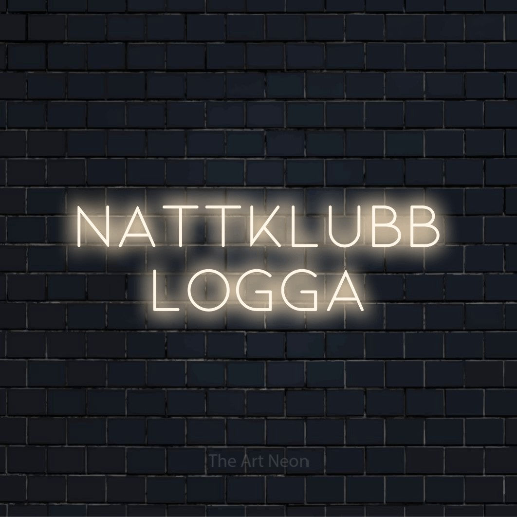 Personlig neonskylt med texten “Nattklubb Logga” på en svart tegelvägg