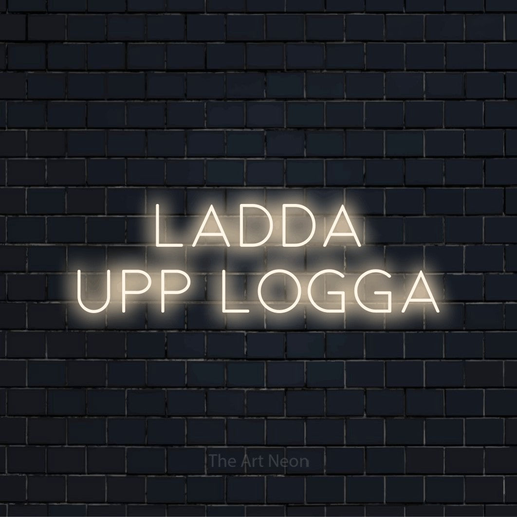 Personlig neonskylt med texten “Ladda upp Logga” på en svart tegelvägg