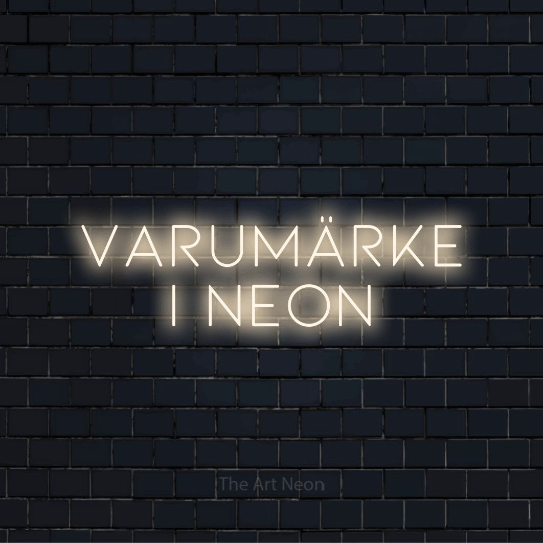 Personlig neonskylt med texten “Varumärke i Neon” på en svart tegelvägg