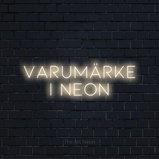 Personlig neonskylt med texten “Varumärke i Neon” på en svart tegelvägg
