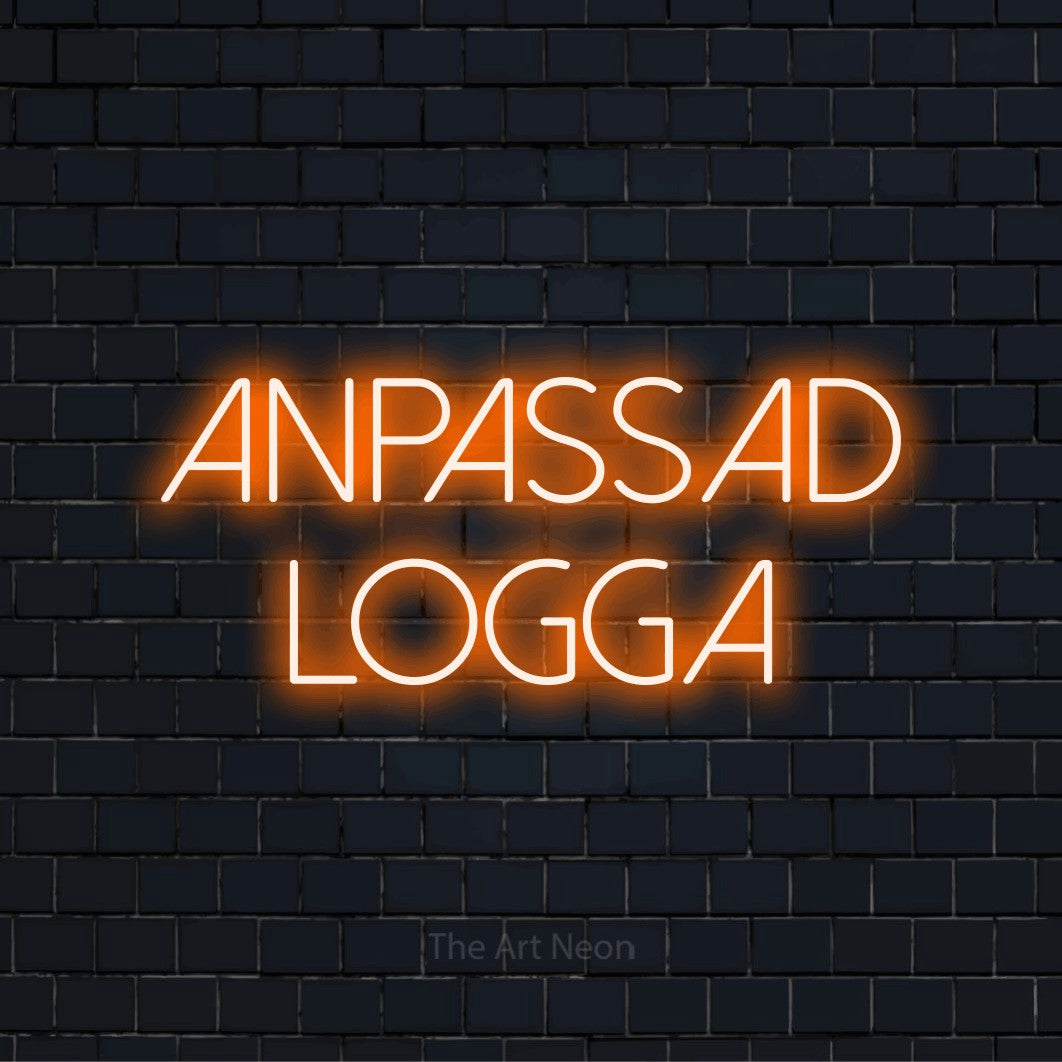 Personlig neonskylt med texten “Anpassad Logga” på en svart tegelvägg