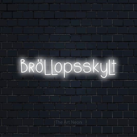 Personlig neonskylt med texten “Bröllopsskylt” på en svart tegelvägg