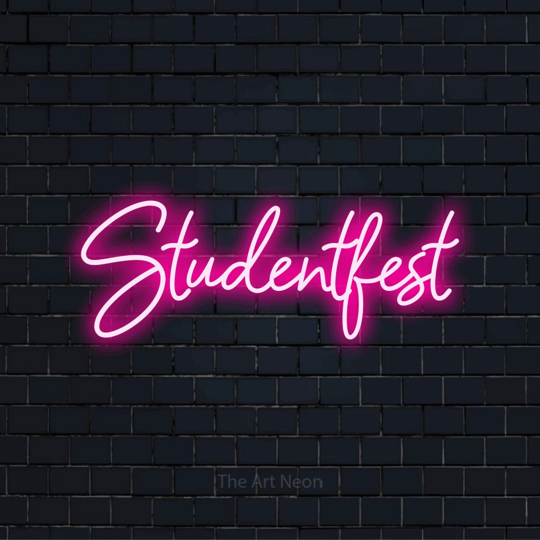 Personlig neonskylt med texten “Studentfest” på en svart tegelvägg