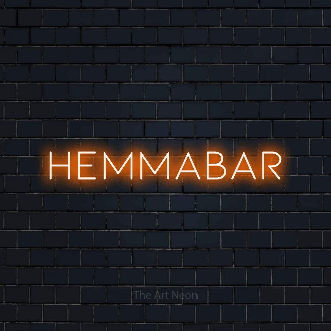 Personlig neonskylt med texten “Hemmabar” på en svart tegelvägg