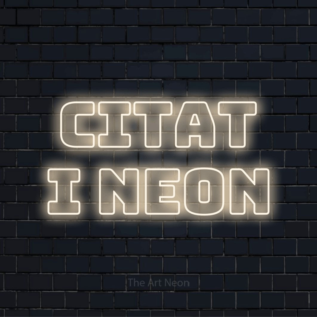 Personlig neonskylt med texten “Citat i Neon” på en svart tegelvägg