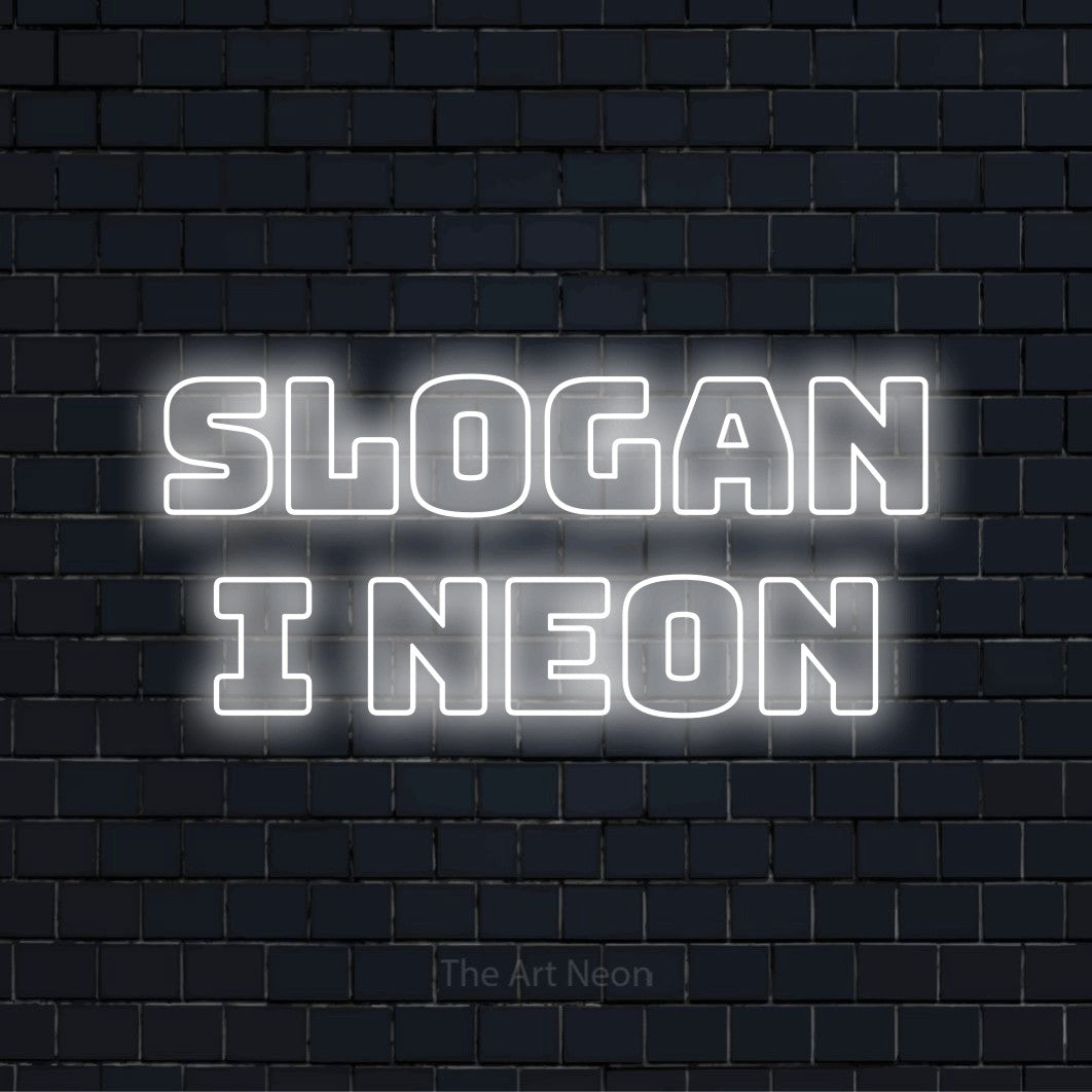 Personlig neonskylt med texten “Slogan i Neon” på en svart tegelvägg