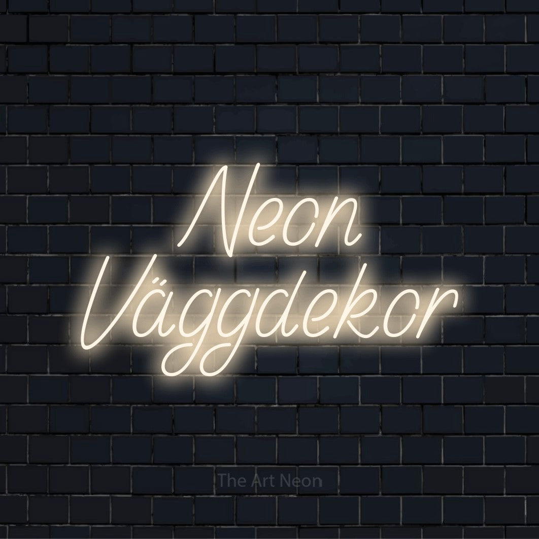Personlig neonskylt med texten “Neon Väggdekor” på en svart tegelvägg