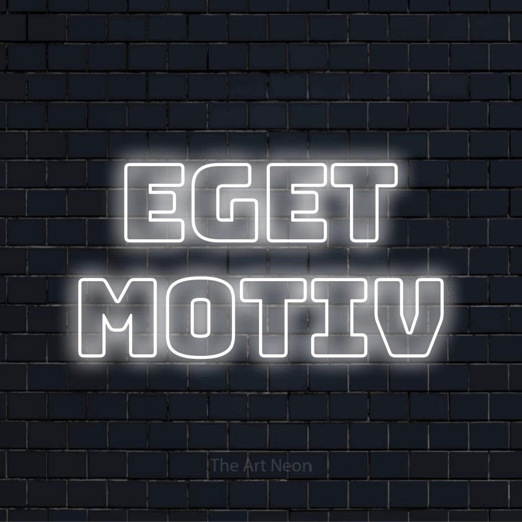 Personlig neonskylt med texten “Eget Motiv” på en svart tegelvägg