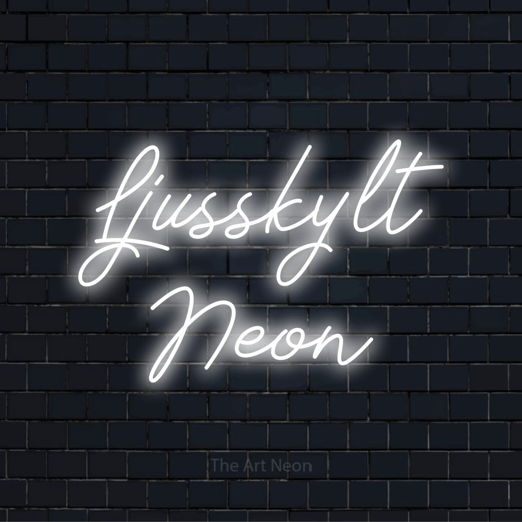 Personlig neonskylt med texten “Ljusskylt Neon” på en svart tegelvägg