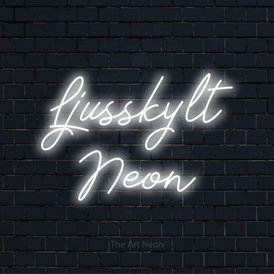 Personlig neonskylt med texten “Ljusskylt Neon” på en svart tegelvägg