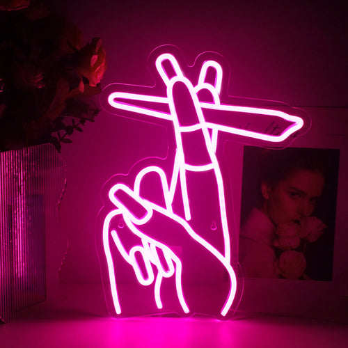 Led-neonkyltti, joka on suunniteltu rauhaneleen tekevän käden muotoon.