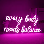 Kuvassa näkyy eloisa "Every Body Needs Balance" -LED-valokyltti.