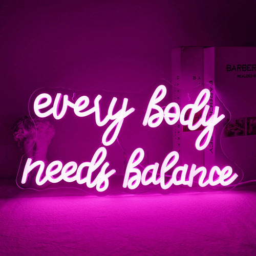 Kuvassa näkyy eloisa "Every Body Needs Balance" -LED-valokyltti.