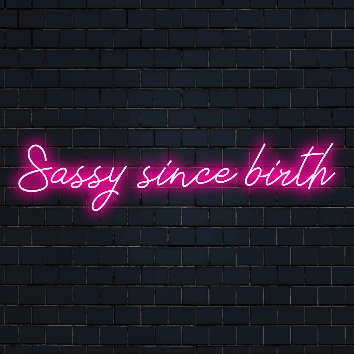 Valaistu mukautettu LED-valokyltti lauseella "Sassy Since Birth"; eloisa kosketus persoonallista neonhehkua.