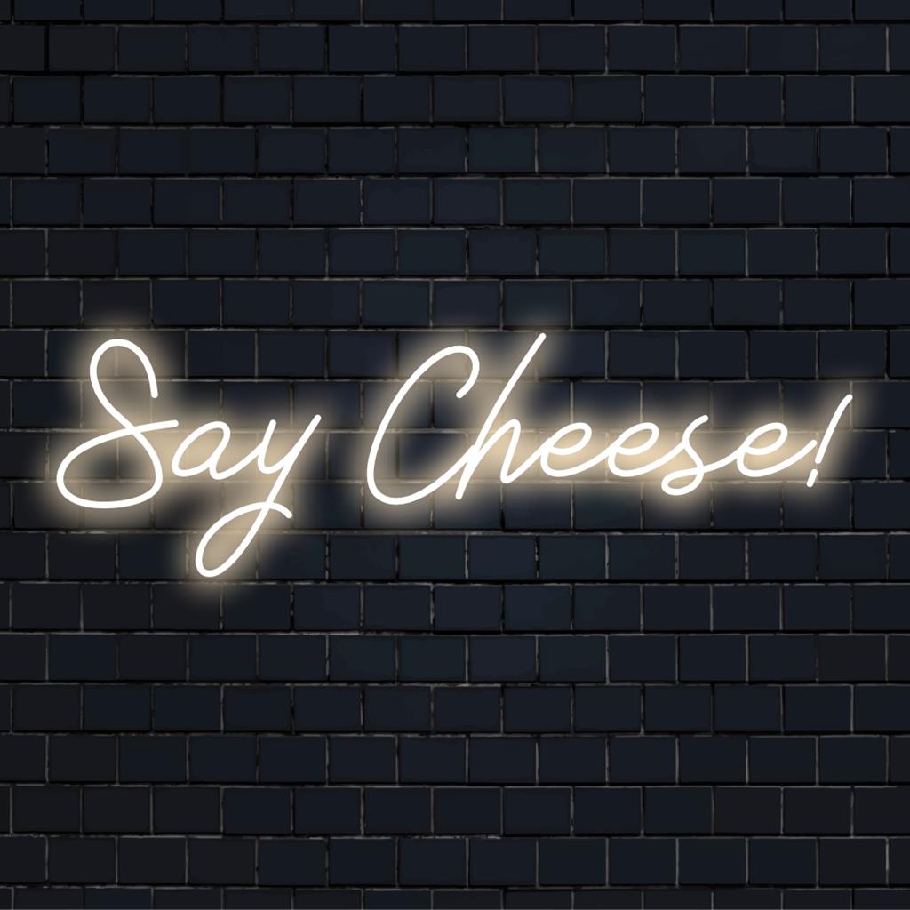 Eloisa neonkyltti, jossa leikkisä "Say Cheese!" lause; täydellinen lisäämään mukautettua LED-sovitusta sisustustilaan.