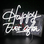Eloisa LED-valokyltti ilmaisee ilmauksen "Happy Ever After" eleganteilla, kursiivisilla kirjaimilla.