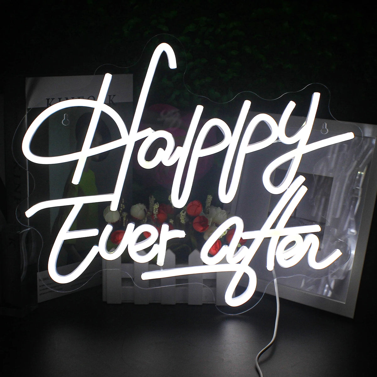 Eloisa LED-valokyltti ilmaisee ilmauksen "Happy Ever After" eleganteilla, kursiivisilla kirjaimilla.