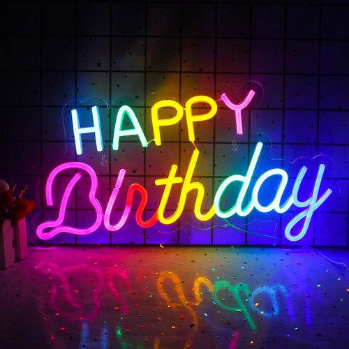 Eloisa "Happy Birthday" LED-valokyltti juhlaväreissä seinälle asennettuna.