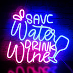 Kuvassa on eloisa LED-valokyltti, jossa on teksti "Save Water Drink Wine" tyylikkäällä ja leikkisällä fontilla.