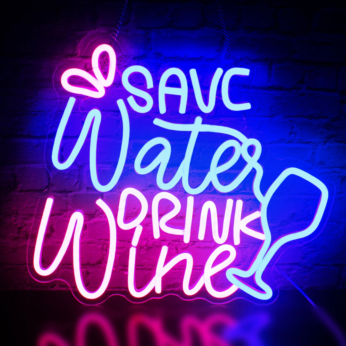 Kuvassa on eloisa LED-valokyltti, jossa on teksti "Save Water Drink Wine" tyylikkäällä ja leikkisällä fontilla.