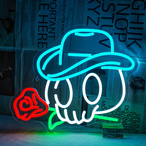 En upplyst LED-neonskylt med en stiliserad cowboyskalle prydd med en klassisk cowboyhatt.