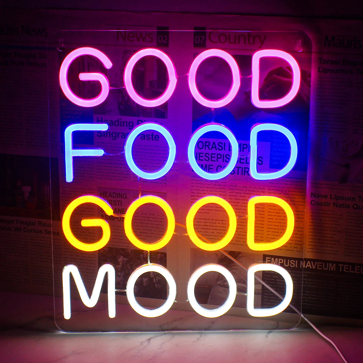 Eloisa LED-valokyltti, jossa on sanat "Good Food Good Mood" leikkisällä, kursiivisella fontilla.
