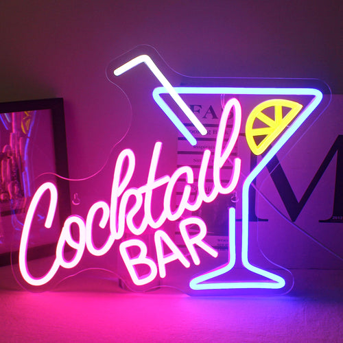 "En livlig LED-neonskylt som visar orden "Cocktail Bar" i ett lekfullt, kursivt teckensnitt.