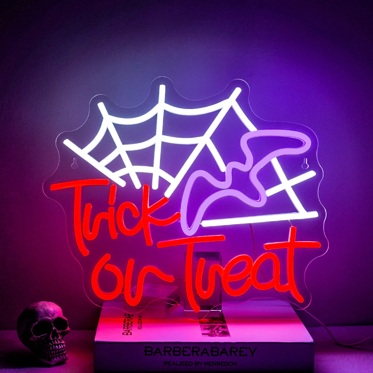 Eloisa LED-valokyltti, jossa on lihavoitu ja leikkisä teksti "Trick Or Treat".