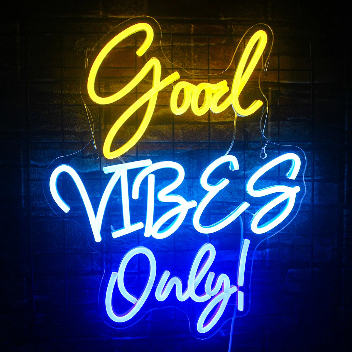 Kuvassa näkyy kirkas ja eloisa "Good Vibes Only" -LED-valokuva.
