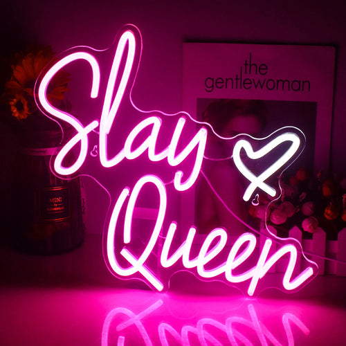 Kuvassa on eloisa LED-neonkyltti, jossa on sanat "Slay Queen" tyylikkäillä ja kursiivisilla kirjaimilla.