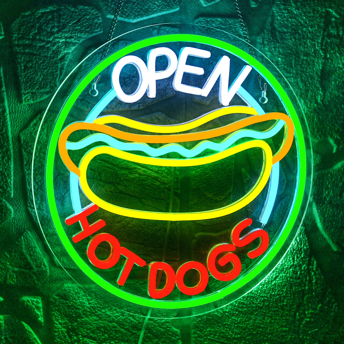 Kuvassa on kirkkaasti valaistu LED-valokyltti, jossa lukee "Open Hot Dogs" leikkisällä, retro-fontilla.