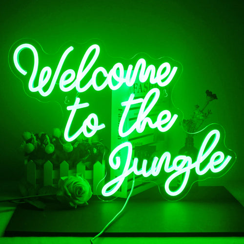 Eloisa LED-valokyltti, jossa lukee "Welcome To The Jungle" lihavoitulla, leikkisällä tekstillä.