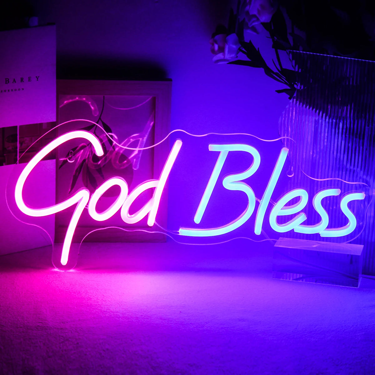 Kuvassa on "God Bless" -LED-valokyltti, joka on muotoiltu tyylikkäästi käsinkirjoitetulla tyylillä.