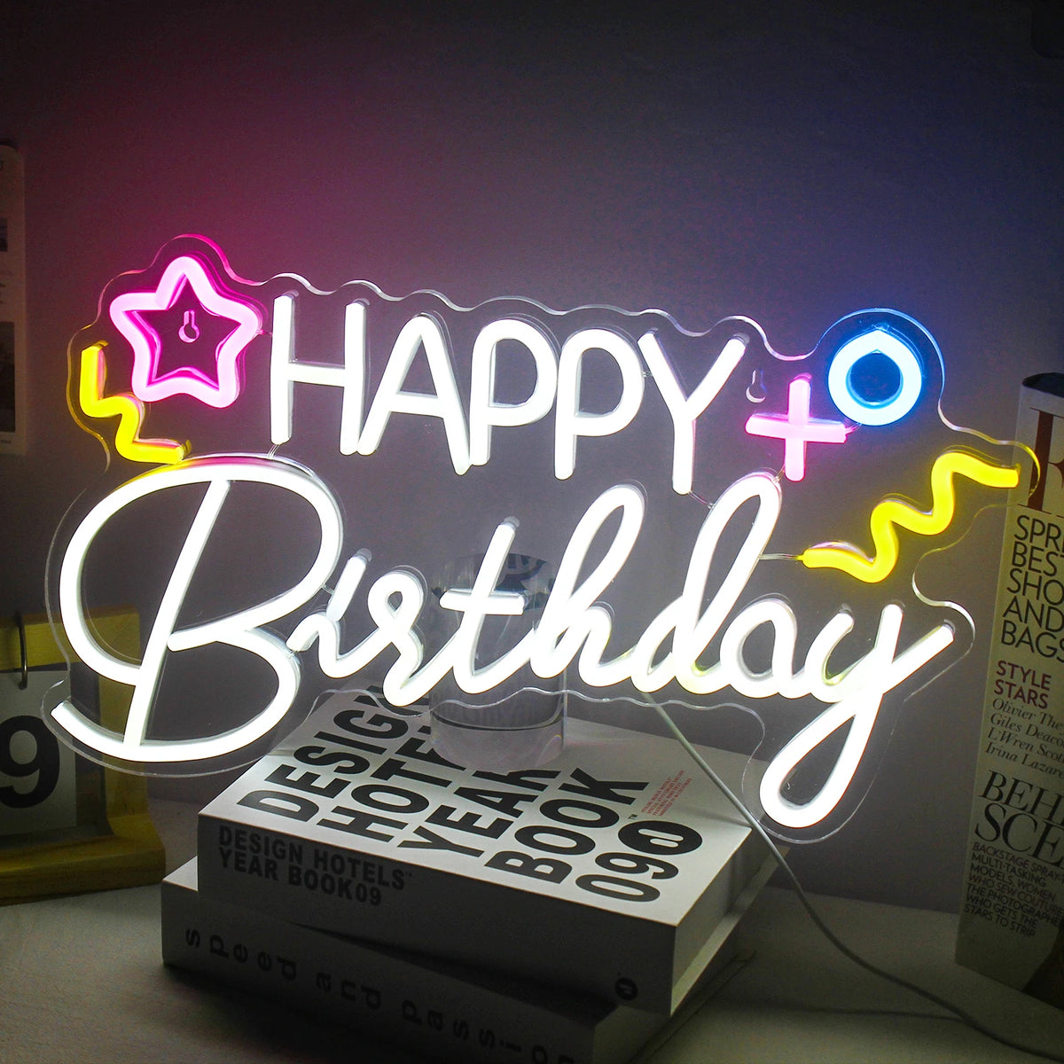 HAPPY Birthday – Tähti ja värikkäät symbolit – LED-neonkyltti (5 V USB)