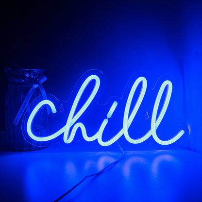 Kuvassa näkyy "Chill" LED-valokyltti, jossa on sana "Chill" kirjoitettuna eloisalla, kursiivityylillä.
