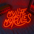 Eloisa LED-valokyltti, jossa on sanat "My Life My Rules" eloisalla kursiivisella fontilla.