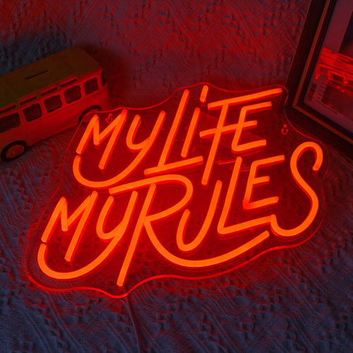 En livlig LED-neonskylt som visar orden "My Life My Rules" i ett livligt kursivt typsnitt.
