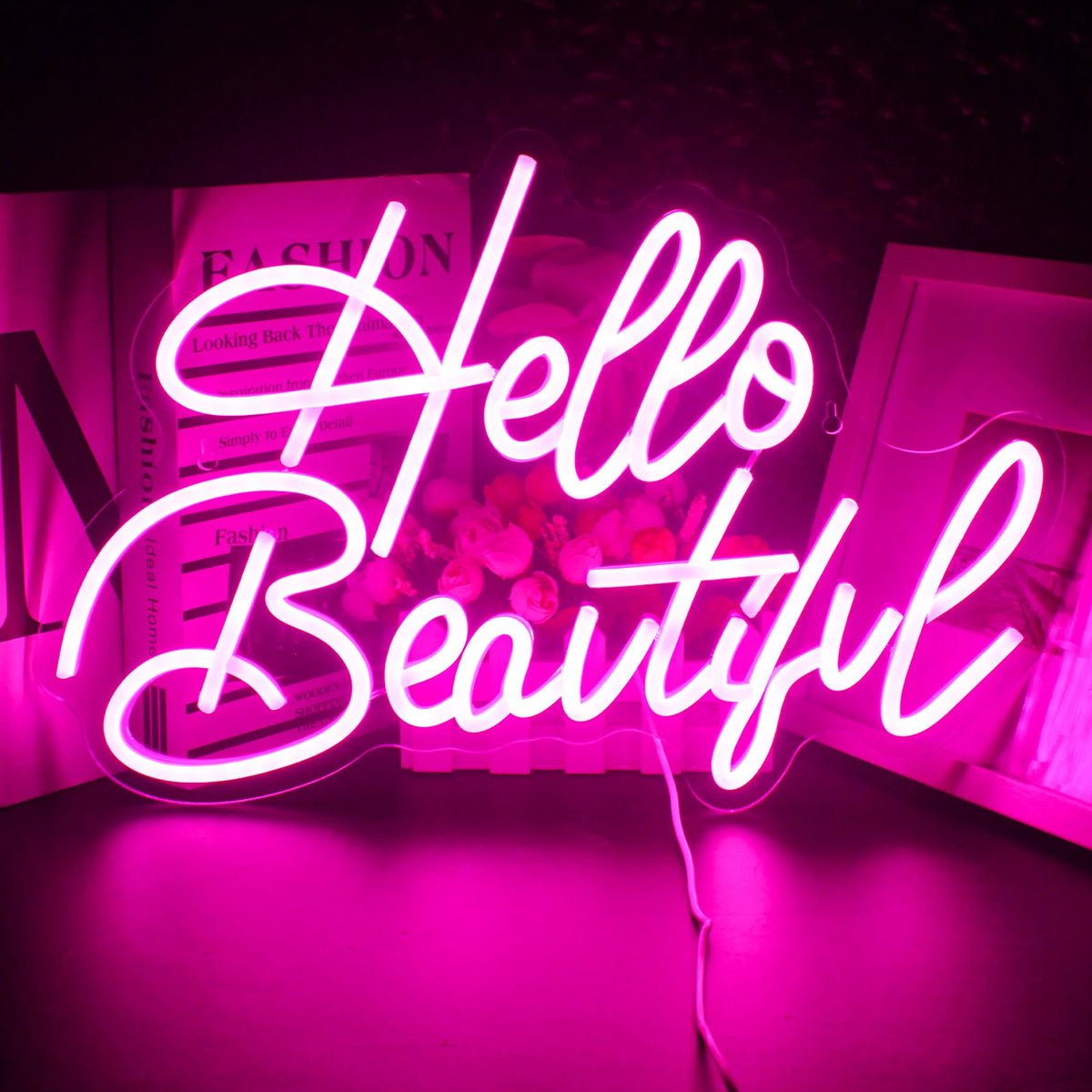 Eloisa LED-valokyltti, jossa on sanat "Hello Beautiful" sulavalla, virtaavalla käsikirjoituksella.