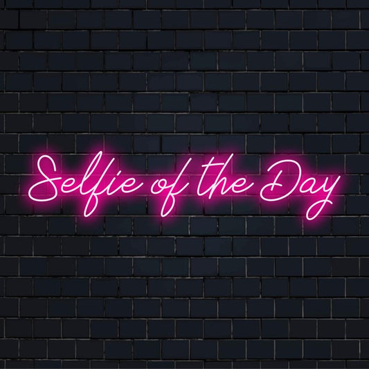 Eloisa mukautettu LED-valokyltti, jossa näkyy "Selfie Of The Day", joka on ihanteellinen lisäämään modernia ja persoonallista ilmettä mihin tahansa tilaan.