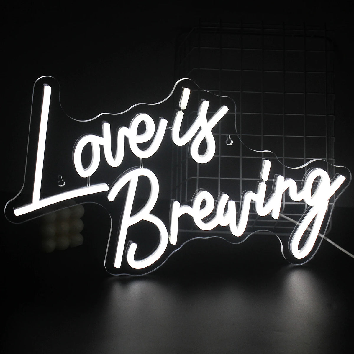 Eloisa LED-valokyltti, jossa on sana "Love is Breaking", jossa on rohkea, moderni typografia.