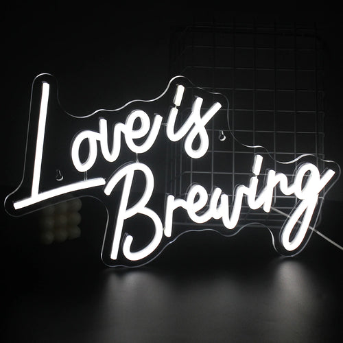 Eloisa LED-valokyltti, jossa on sana "Love is Breaking", jossa on rohkea, moderni typografia.