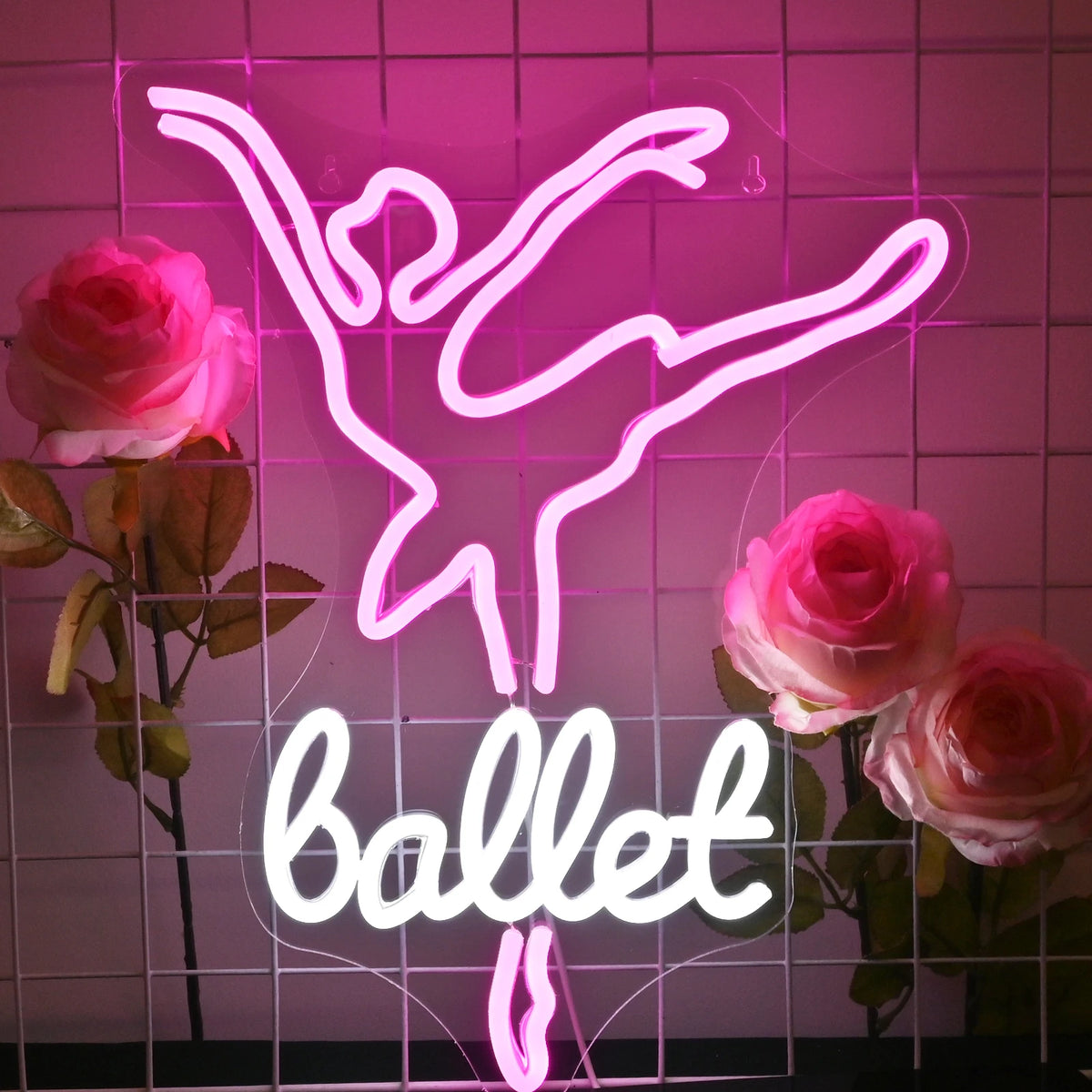 Eloisa ja värikäs LED-valokyltti, jossa on sana "Dancing" tyylikkäällä kursiivisella fontilla.