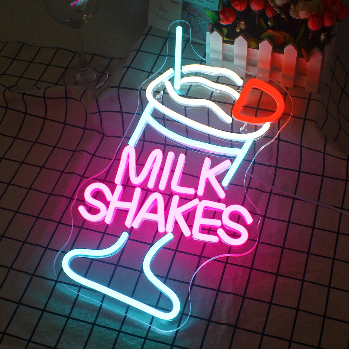 MILK SHAKES – Pirtelölasi – LED-neonvalomainos (5 V USB)