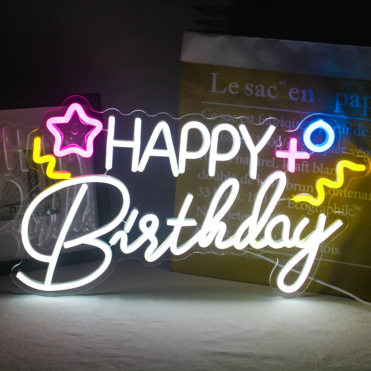 Eloisa "Happy Birthday" LED-valokuva tummaa taustaa vasten.