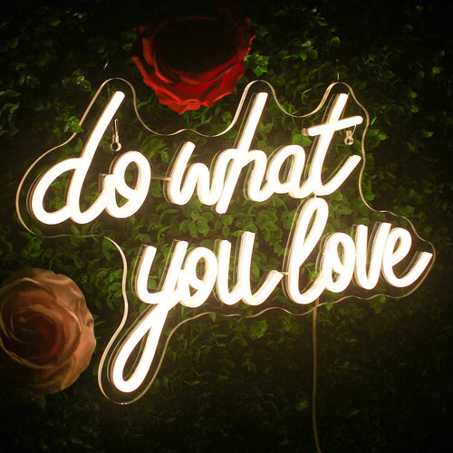 Kuvassa on eloisa LED-valokyltti, jossa on motivoiva lause "Do What You Love" lihavoituin, kursiivisin kirjaimin.