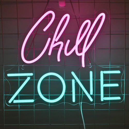 Kuvassa on eloisa LED-valokyltti, jossa on sanat "Chill Zone" tyylikkäällä kursiivilla fontilla.