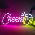 Kuvassa on eloisa "Cheers" LED-neonkyltti, joka on valaistu tummaa taustaa vasten.